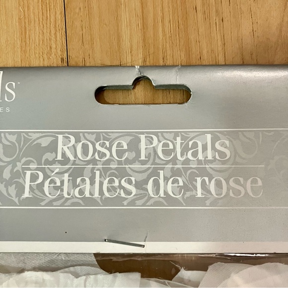 Details White Faux Rose Petals - 300 Count - NWT - Picture 3 of 6